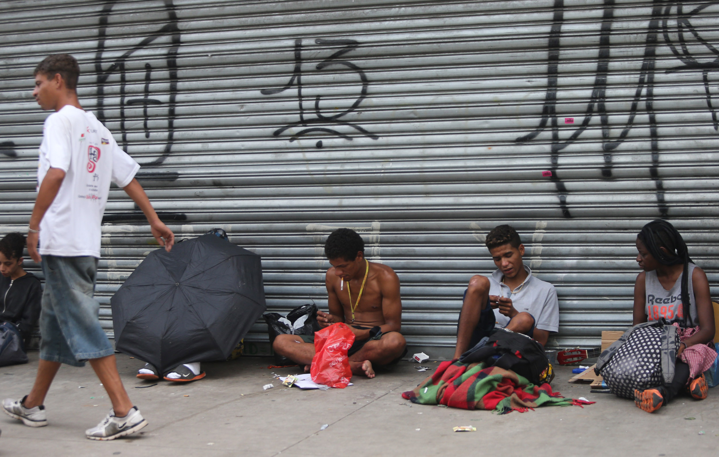 Traficantes e usuários de drogas deixam Cracolândia e ocupam outras