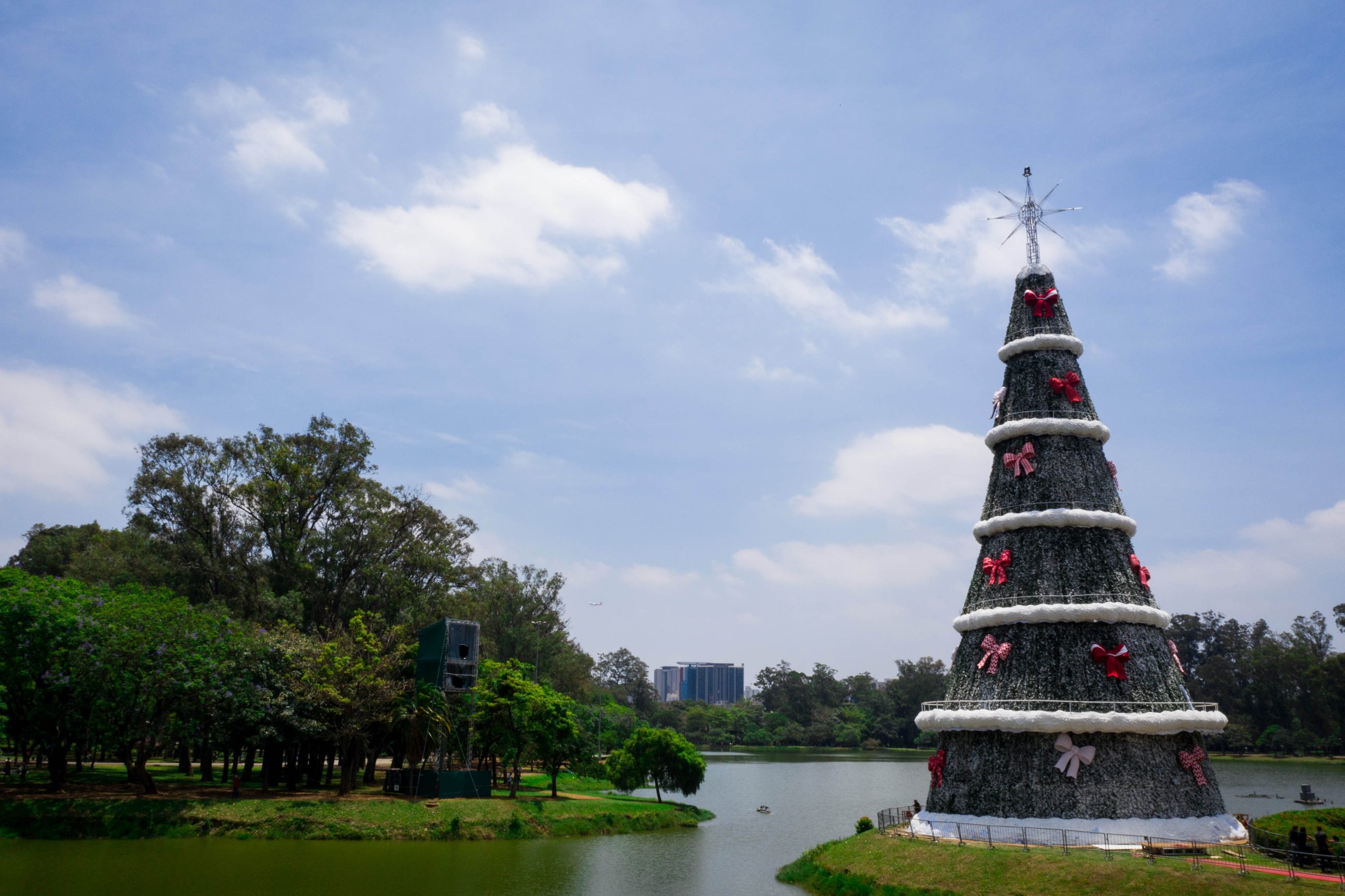 Árvore de Natal de SP deixa Ibirapuera e será montada no parque Villa-Lobos  - Guarulhos Hoje