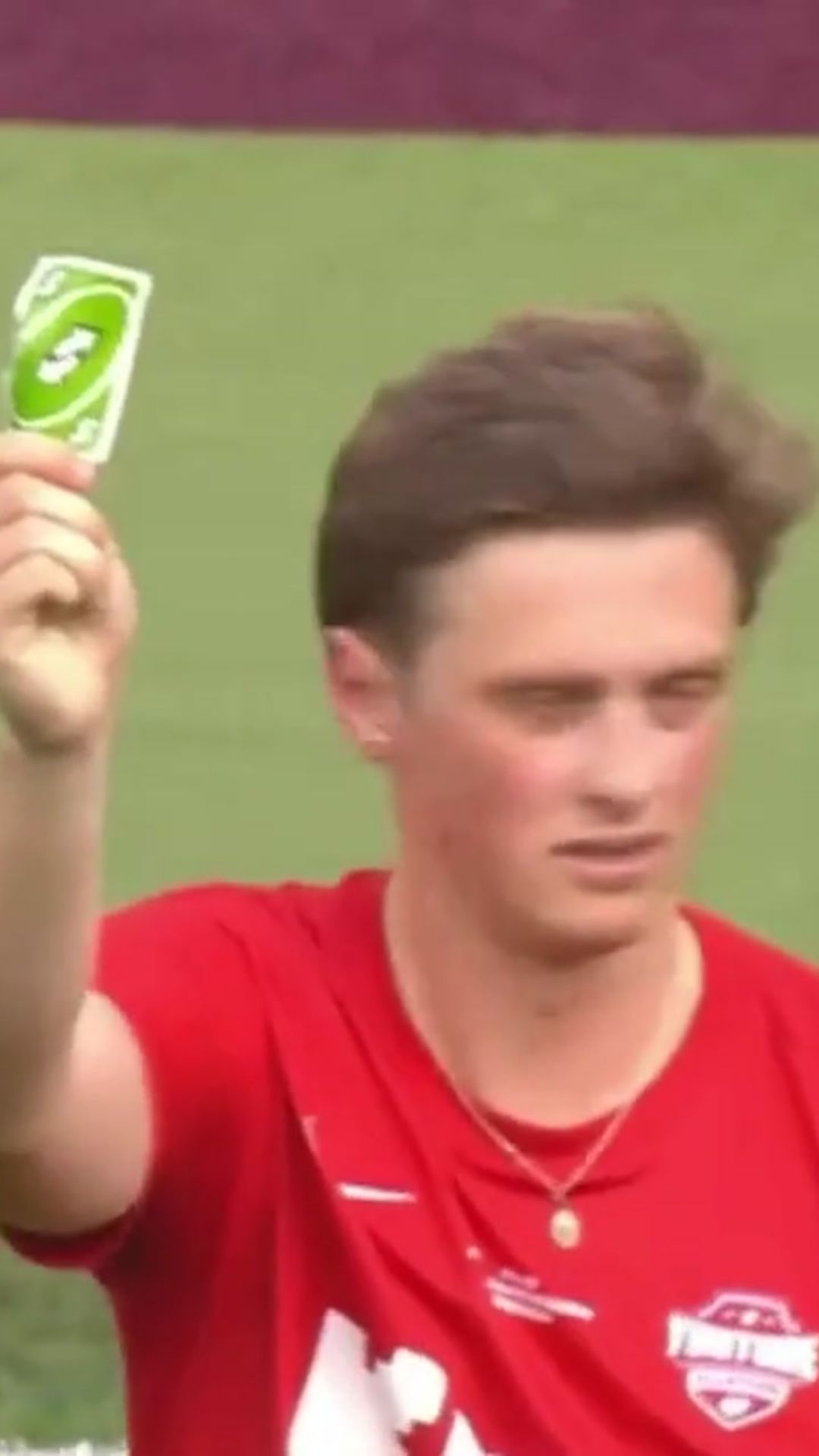 Um jogador de futebol usou uma carta de Uno para reverter cartão de juiz no  Campeonato Inglês?