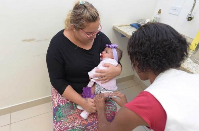 Vacinação contra gripe criança_Foto Fabio Nunes Teixeira 019