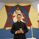 Padre dança hit “Que tiro foi esse?”, e pede perdão a quem se sentiu ofendido