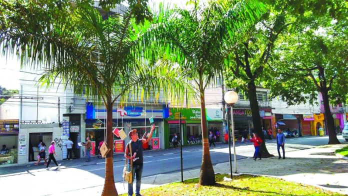 Biblioteca Monteiro Lobato pendura livros em praça no Centro de Guarulhos1
