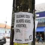 Cartazes contra Bolsonaro tomam conta da praça Getúlio Vargas