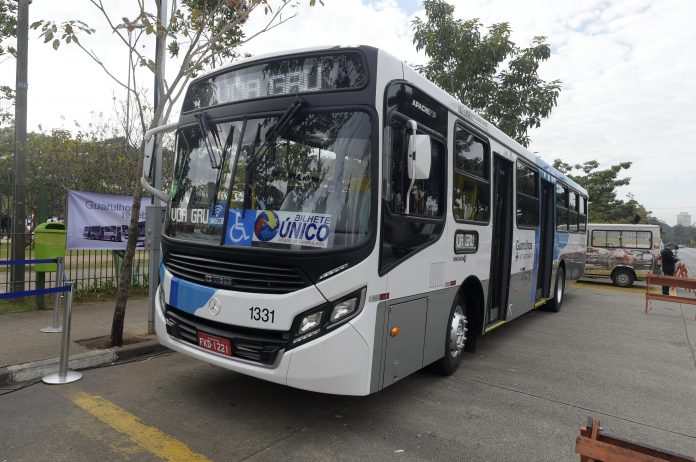 Entrega_de_Ônibus_Foto_Fabio_Nunes_Teixeira_02
