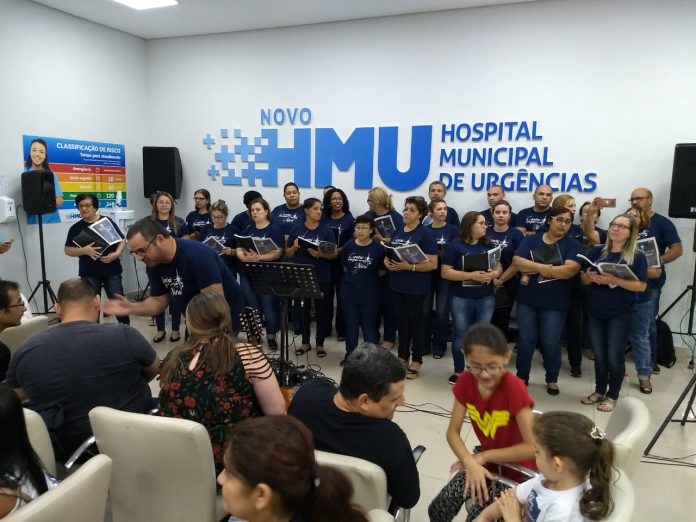 Coral leva mensagem de esperança a pacientes e funcionários do HMU 4