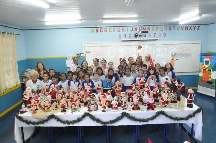 Exposição de papais noéis na EPG Siqueira Bueno 1