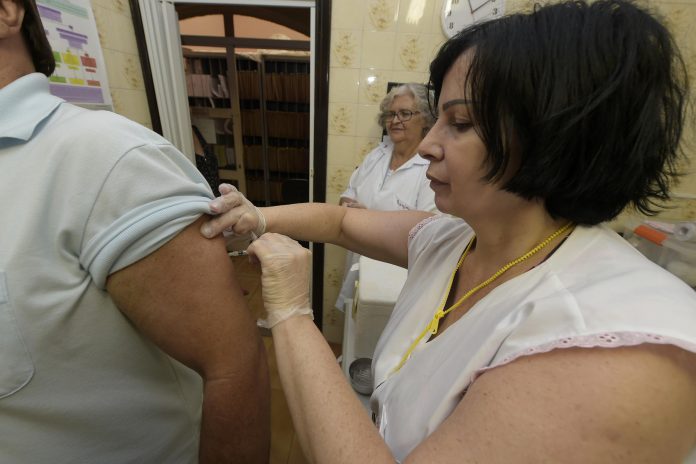 05_02_Vacinação Febre Amarela dia D UBs Paraventi 016_foto Fabio Nunes Teixeira