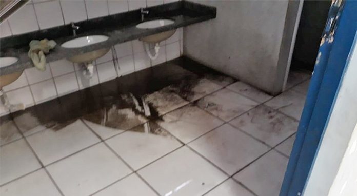 Banheiros estão sujos, quebrados e alagados