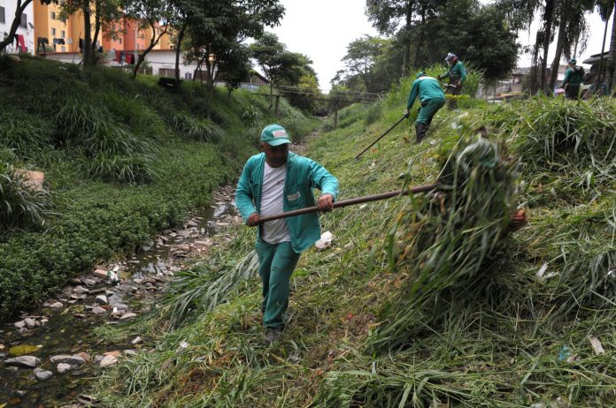 05-21-defesa-civil-Limpeza do corrego_Foto Fábio Nunes Teixeira 044