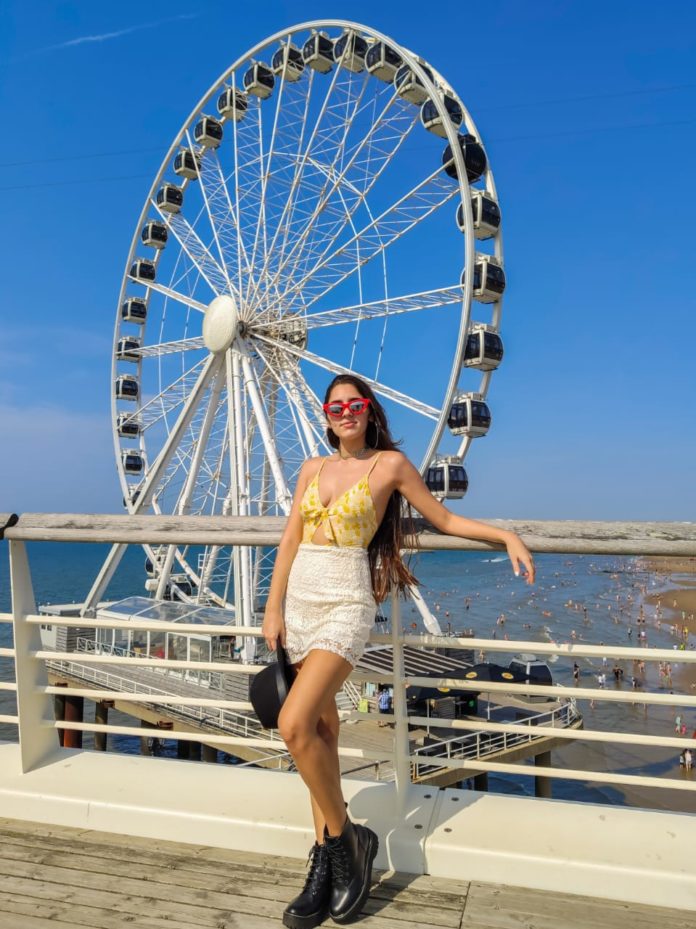 Look de verão. estampas, laço, óculos vermelho