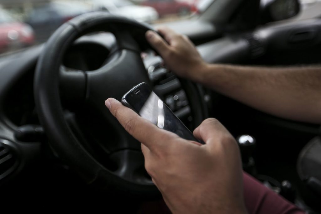 Brasília: Uso de celular ao volante. (Foto: Marcelo Camargo/Agência Brasil)