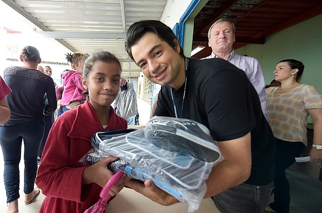 Alunos da rede municipal voltam às aulas e recebem novos uniformes e material escolar (2)