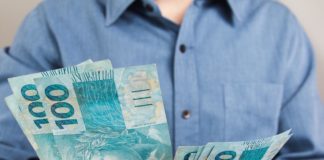 Homem contando Dinheiro