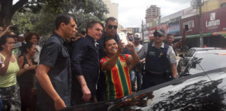 Bolsonaro visita farmácia, padaria e posto de gasolina em Brasília