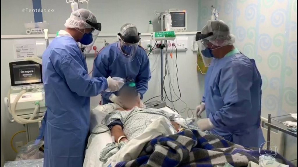 Médicos cuidando de paciente.