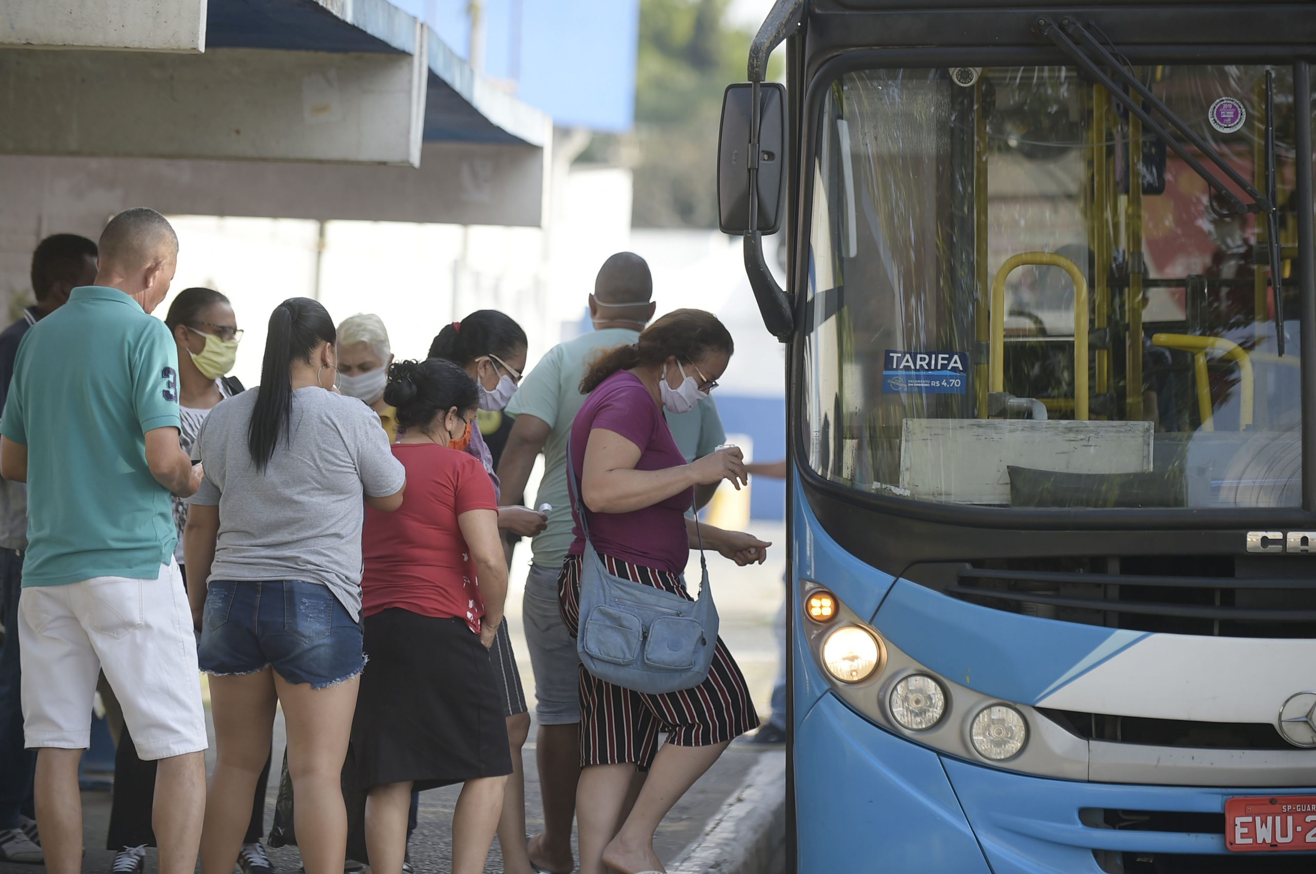 Pessoas de Máscara ônibus_Foto Márcio Lino 00
