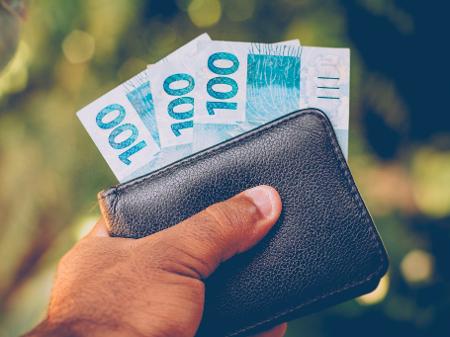 15set2019---dinheiro-real-carteira-economia-pib-divida-1589394595101_v2_450x337