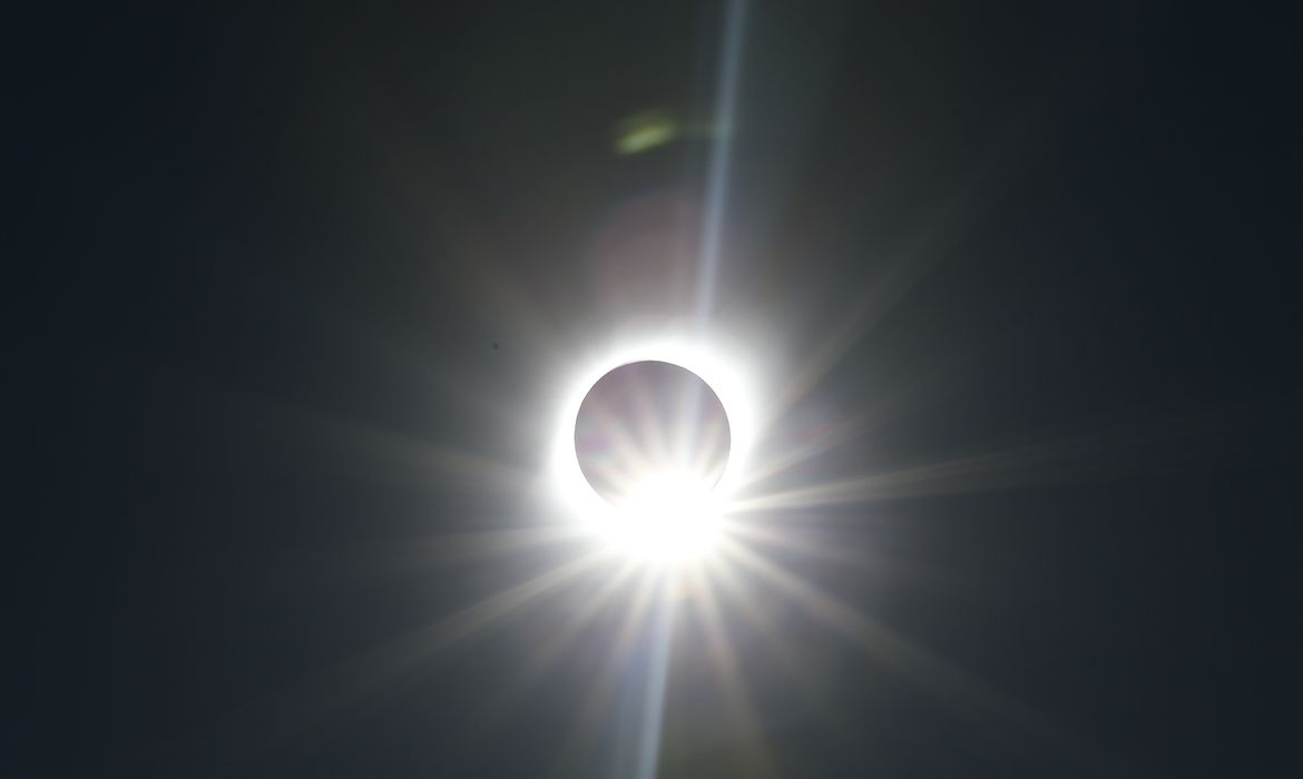 Um eclipse solar é observado em Coquimbo, Chile, em 2 de julho de 2019