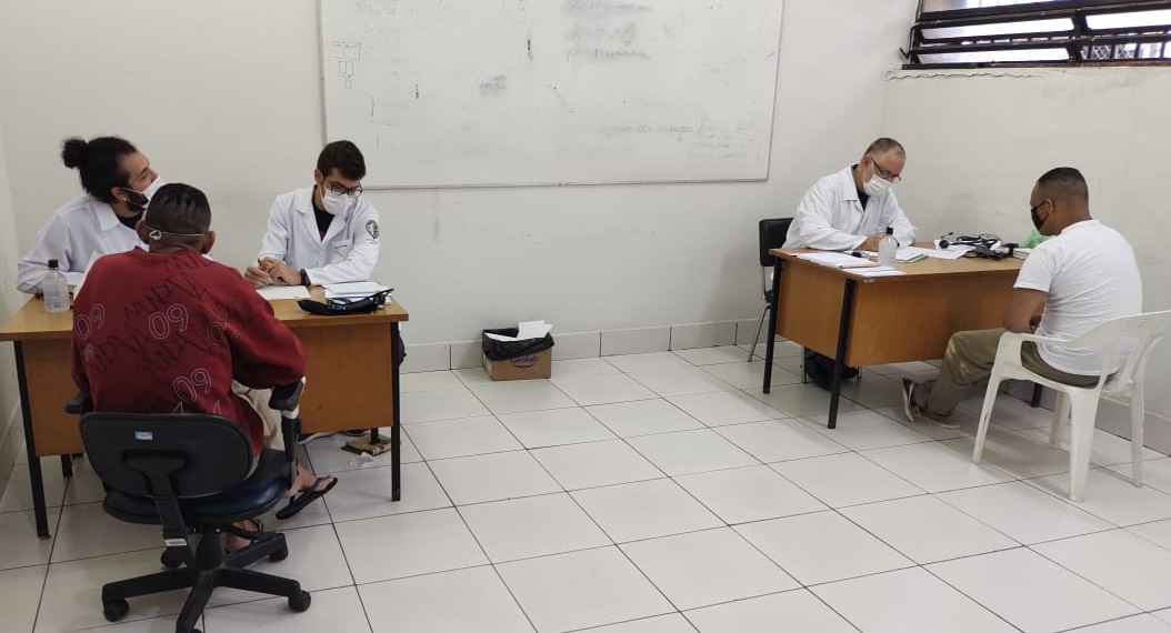 Reeducandos da Penitenciária Desembargador Adriano Marrey de Guarulhos recebem atendimento médico da ONG Sementes da Saúde