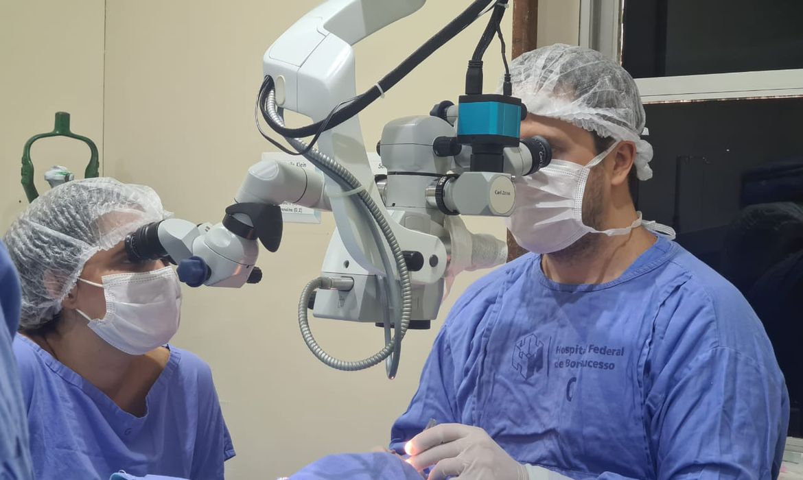 Equipe realiza transplante de córnea no hospital Bonsucesso