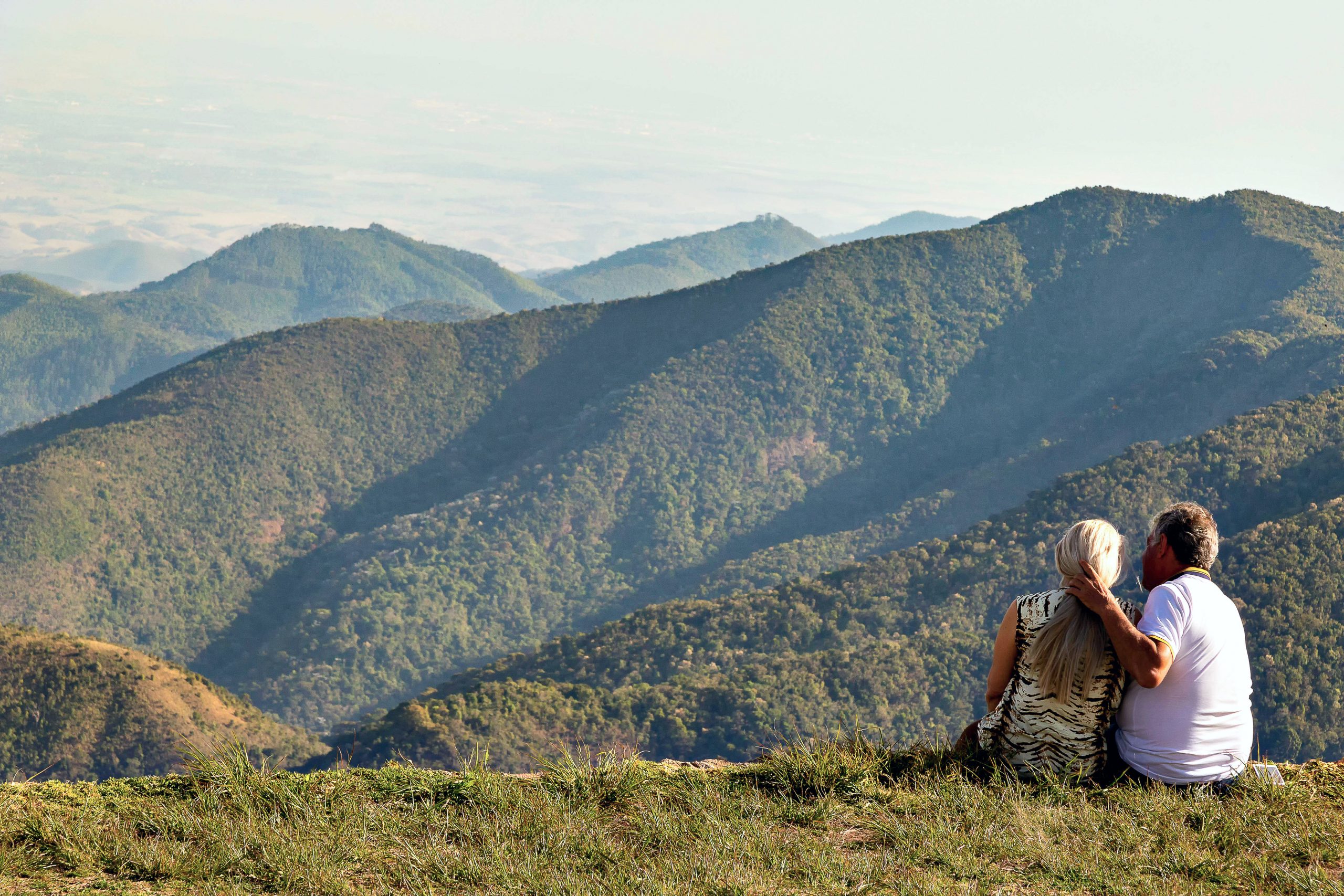 Casal-admirando-a-vista-do-Pico-Agudo (1)