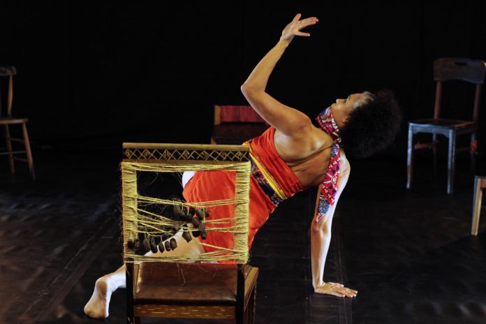 OCOA_Sobre-Gluteos-Cadeiras-e-Historias_Credito-Foto-Dalila-DCruz-696x464