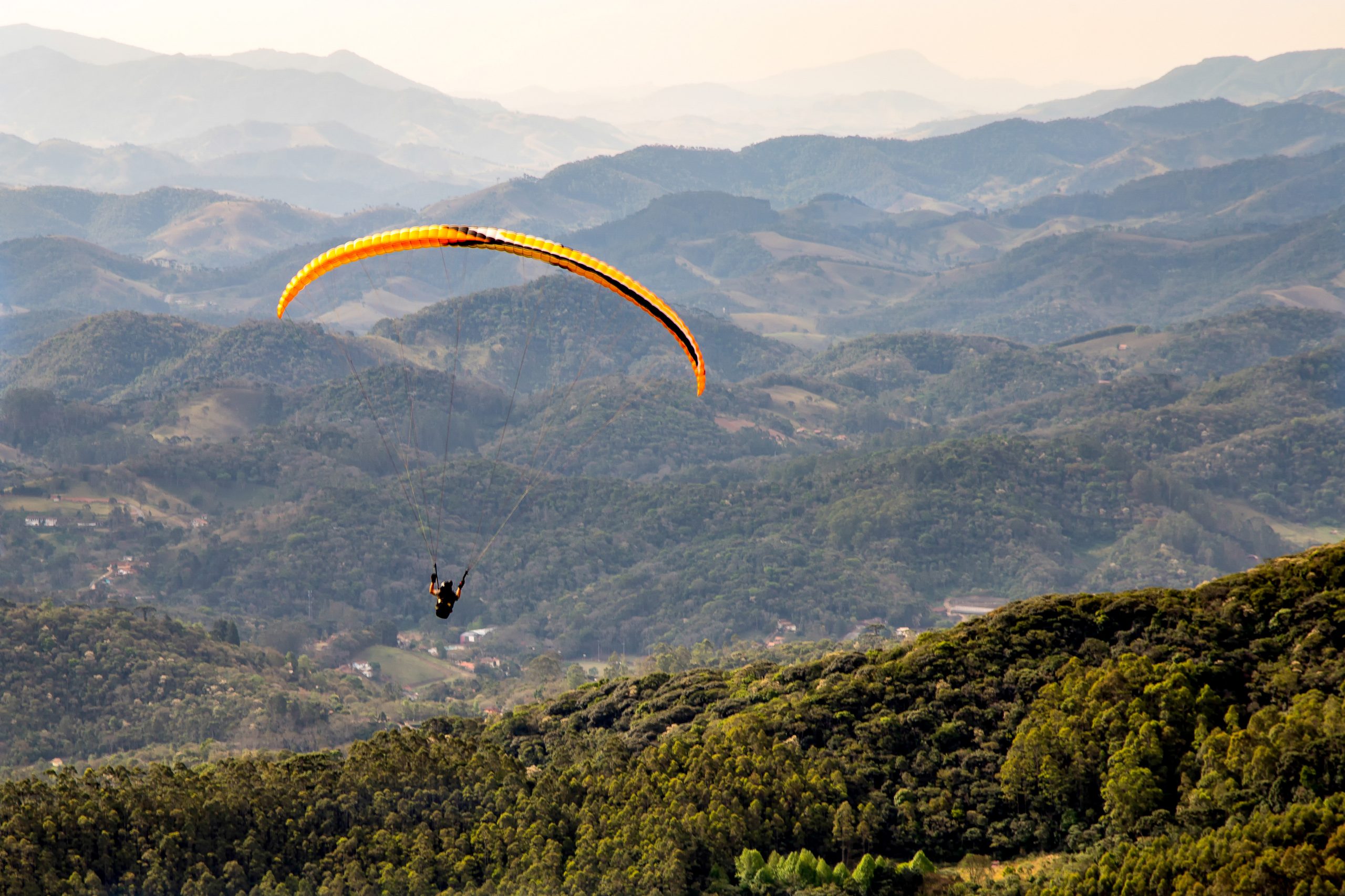 Voo-de-paraglider-no-Pico-Agudo-em-Santo-Antonio-do-Pinhal--SP-