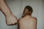 Mulheres vítimas de violência ainda vivem aprisionadas em uma rede que as impede de se libertar do parceiro agressor