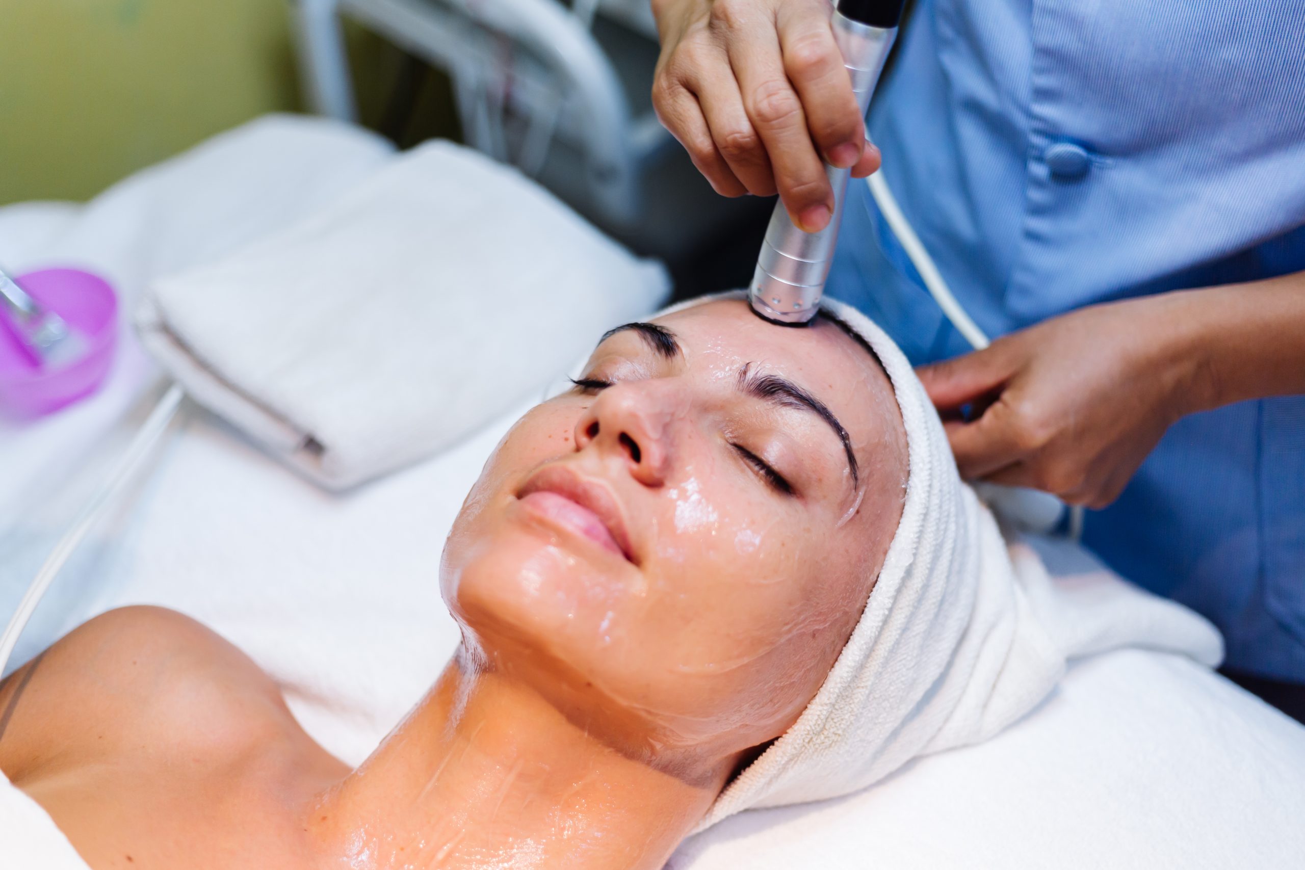 jovem-mulher-deitada-na-mesa-do-cosmetologista-durante-o-procedimento-de-rejuvenescimento