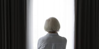 Mulher idosa de costas