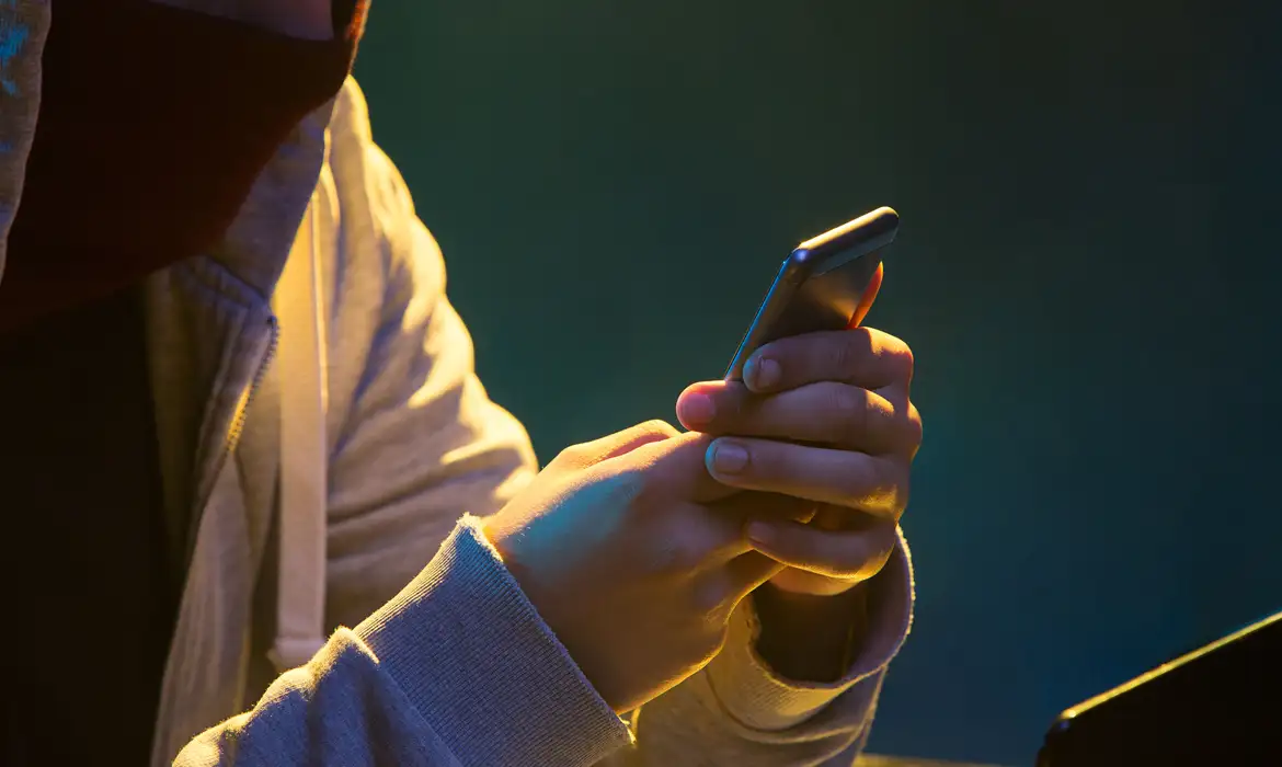 hacker-de-computador-com-capuz-roubar-informacoes-com-o-laptop