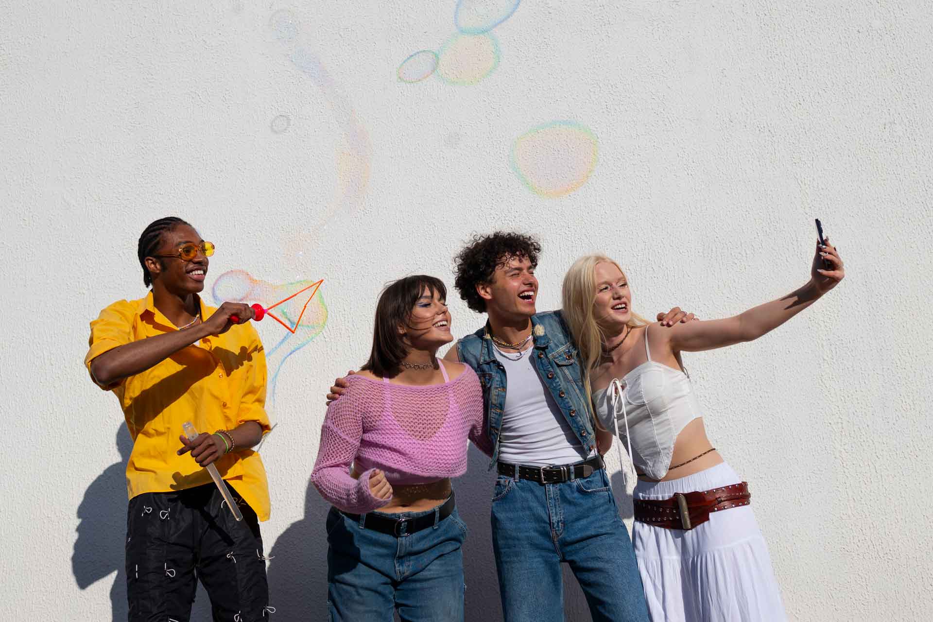 amigos-de-vista-frontal-com-maquiagem-grafica-para-os-olhos