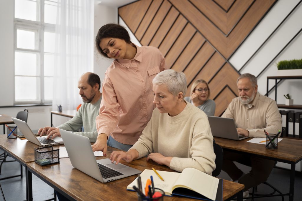 idosos-na-escola-durante-aula-com-computador-portatil-1024x683