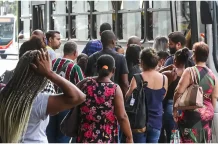 Número dos que procuram emprego há mais de 2 anos cai 17,8%, diz IBGE