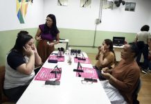 Casas da Mulher oferecem aulas gratuitas de automaquiagem, yoga, artesanato e mídias sociais