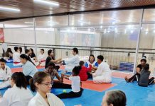Aula de karatê em homenagem às mães reúne dezenas de famílias no CEU Pimentas
