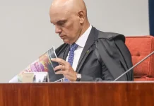 Moraes dá 24 horas para Bolsonaro explicar arma apreendida em blitz