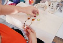 Assistidas pela Casa da Mulher Vila Galvão participam de oficina de customização de ecobags