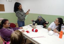 Assistidas pela Casa da Mulher Pimentas buscam geração de renda e bem-estar em oficina de touca e gola