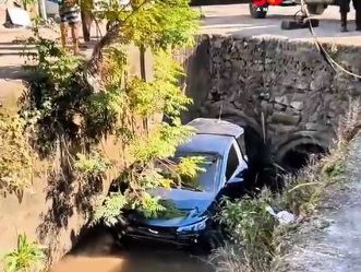 carro-cai-em-corrego-em-Guarulhos