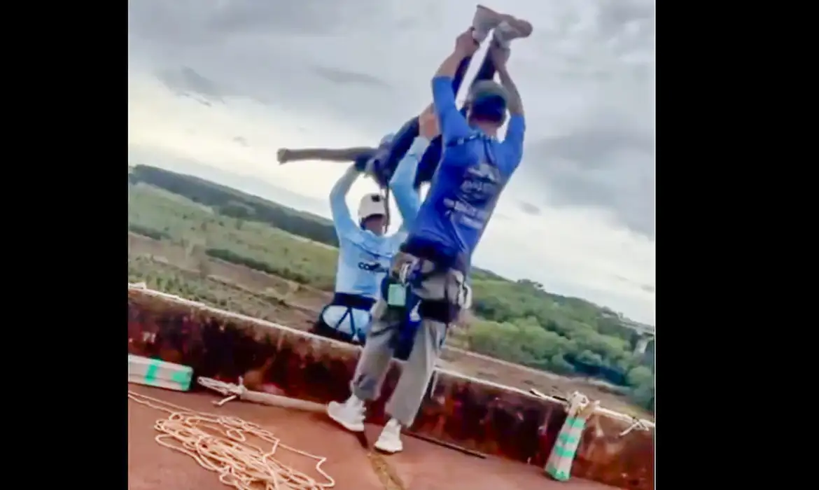 jovem_morre_apos_ser_jogada_sem_corda_de_rope_jump