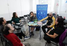 Pesquisadora em linguística acompanha Clube do livro com pessoas com deficiência visual