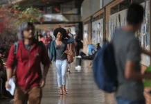 Mais de 54% dos graduandos já abandonaram curso para cuidar dos filhos