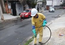 Prefeitura limpa boca de lobo na rua Projetada, no Jardim Cocaia