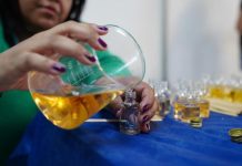 Assistidas pela Casa da Mulher Recreio São Jorge aprendem a fazer difusor de varetas e água de lençol