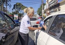 Ação educativa conscientiza pedestres e motoristas sobre segurança em alusão ao Dia Mundial do Pedestre