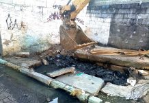 Prefeitura movimenta equipe da SAR e promove grande ação de limpeza de bocas de lobo