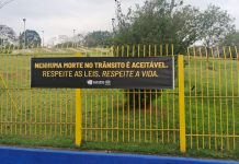 Prefeitura reforça alerta pela segurança viária com faixas instaladas em pontos críticos de acidentes
