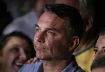 Mendonça multa Flávio por impulsionar post negativo contra Lula