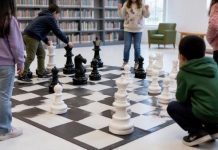 Xadrez gigante e oficina de fanzine são atrações da programação de outubro da Biblioteca Monteiro Lobato